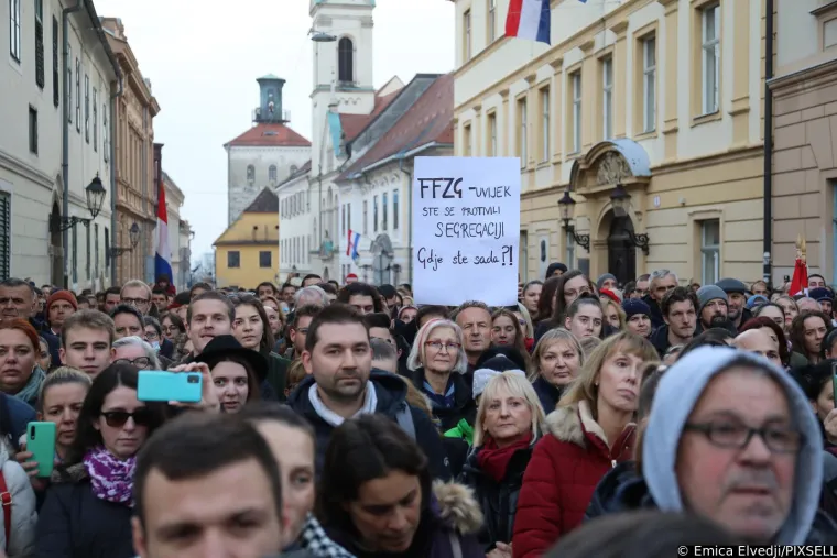 Plenkovića usporedili s Mengeleom, pogledajte &scaron;to su jo&scaron; poručili; Studenti policajcima dijelili ruže
