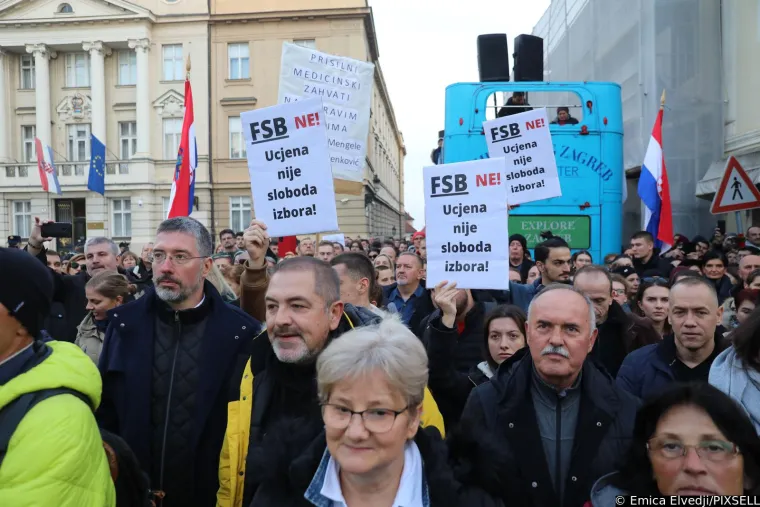 Plenkovića usporedili s Mengeleom, pogledajte &scaron;to su jo&scaron; poručili; Studenti policajcima dijelili ruže