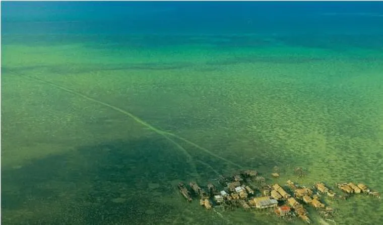 Stanovnici takozvano filipinskog sela na štulama nazivaju se 'morskim Romima', a hrane se isključivo onim što upecaju. Njihova jedina poveznica s kopnom je koraljna staza.
