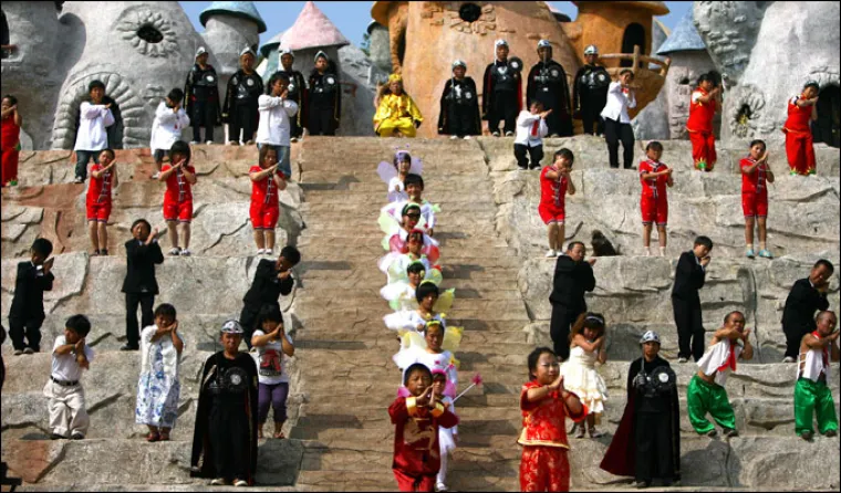 Kinesko selo patuljaka jest zapravo komuna za umirovljene ljude niskog rasta koji su bili dijelom cirkuskih karavana.