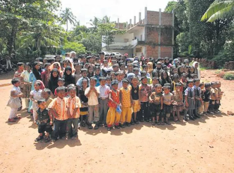 U Indiji postoji selo blizanaca Kodinhi, u kojem stanuje više od 250 registriranih parova blizanaca, a seljani tvrde kako je taj broj zapravo veći od 350 parova.