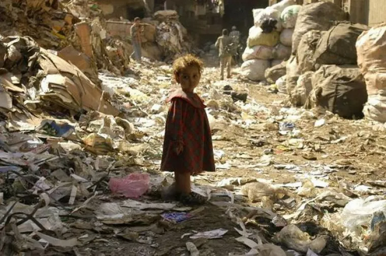 Manshiyat Naser nalazi se na periferiji Kaira, a popularno se naziva selom smeća. Njegovi stanovnici nemaju ni pitku vodu ni struju, a preživljavaju skupljajući i reciklirajući otpad.