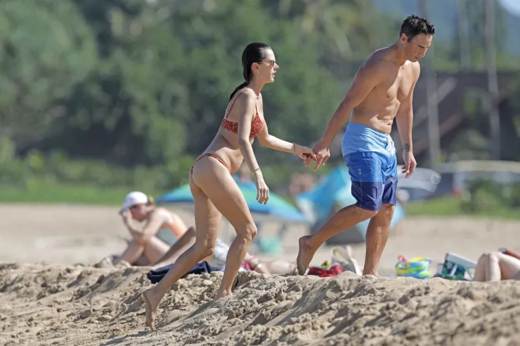 Viktorijina anđelica Alessandra Ambrosio snimljena kako izmjenjuje nježnosti s dečkom