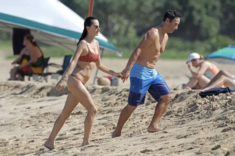 Viktorijina anđelica Alessandra Ambrosio snimljena kako izmjenjuje nježnosti s dečkom