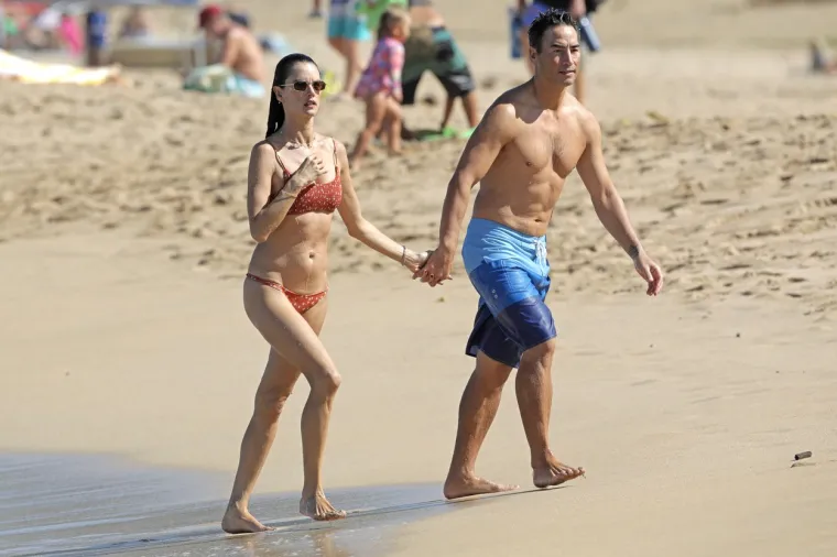 Viktorijina anđelica Alessandra Ambrosio snimljena kako izmjenjuje nježnosti s dečkom