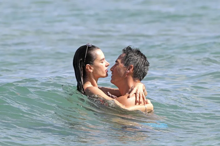 Viktorijina anđelica Alessandra Ambrosio snimljena kako izmjenjuje nježnosti s dečkom