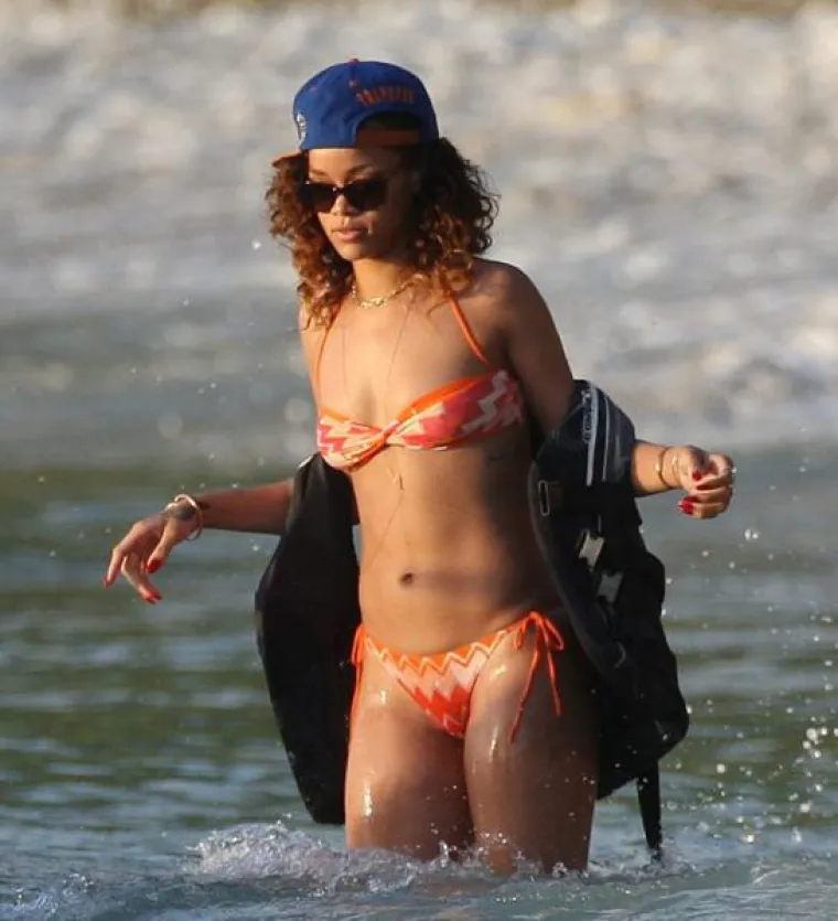 Opuštena Rihanna odmara se na Karibima