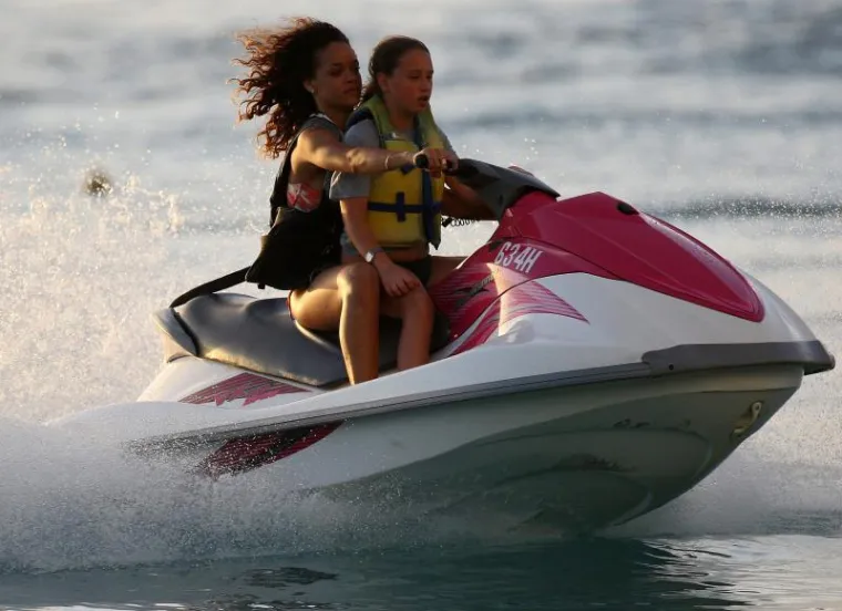 Opuštena Rihanna odmara se na Karibima