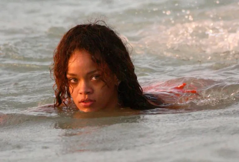 Opuštena Rihanna odmara se na Karibima