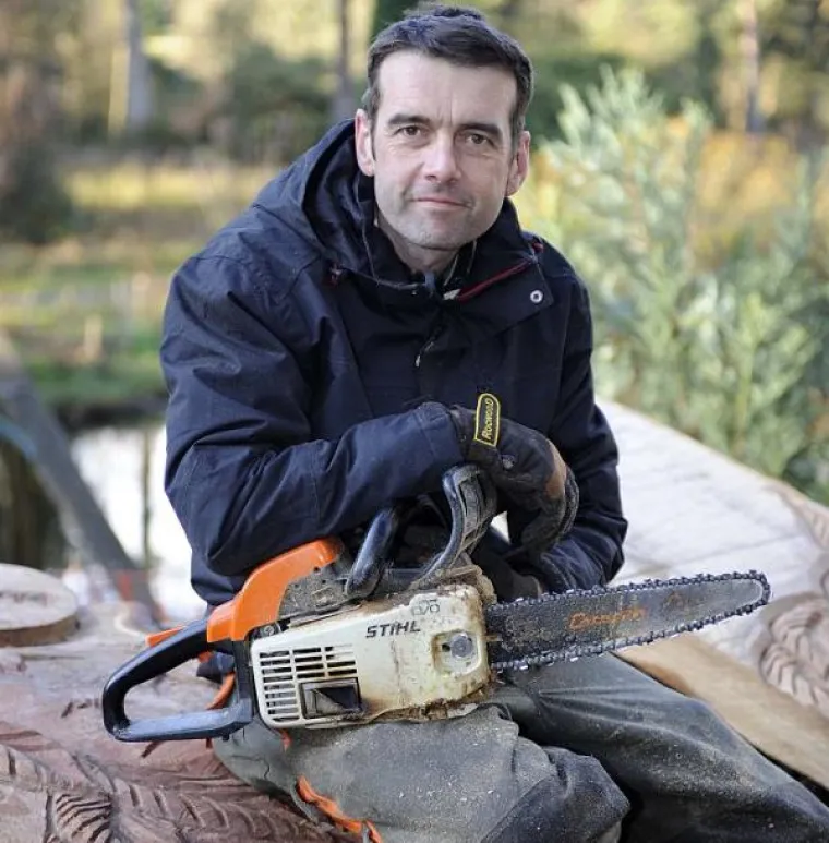 Motornu pilu koristi kao kist i stvara remek djela