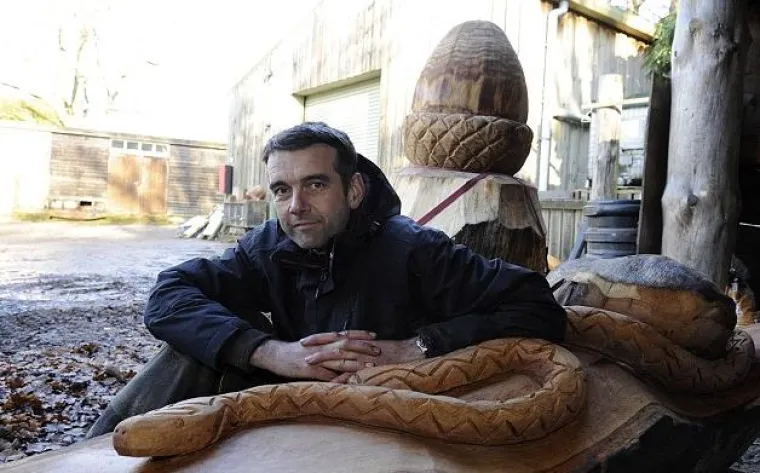 Motornu pilu koristi kao kist i stvara remek djela