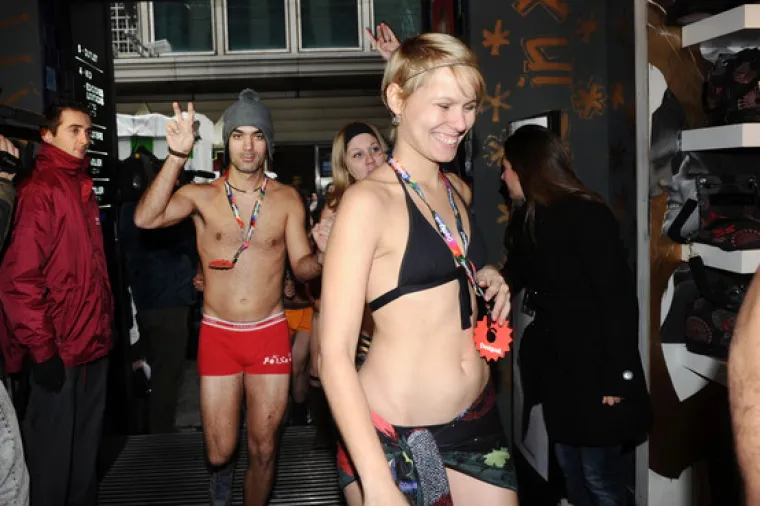 Golim šopingholičarima dijelili besplatnu odjeću!