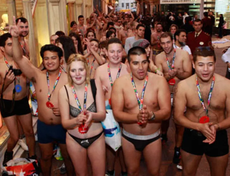 Golim šopingholičarima dijelili besplatnu odjeću!