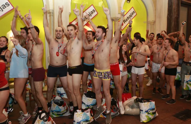 Golim šopingholičarima dijelili besplatnu odjeću!