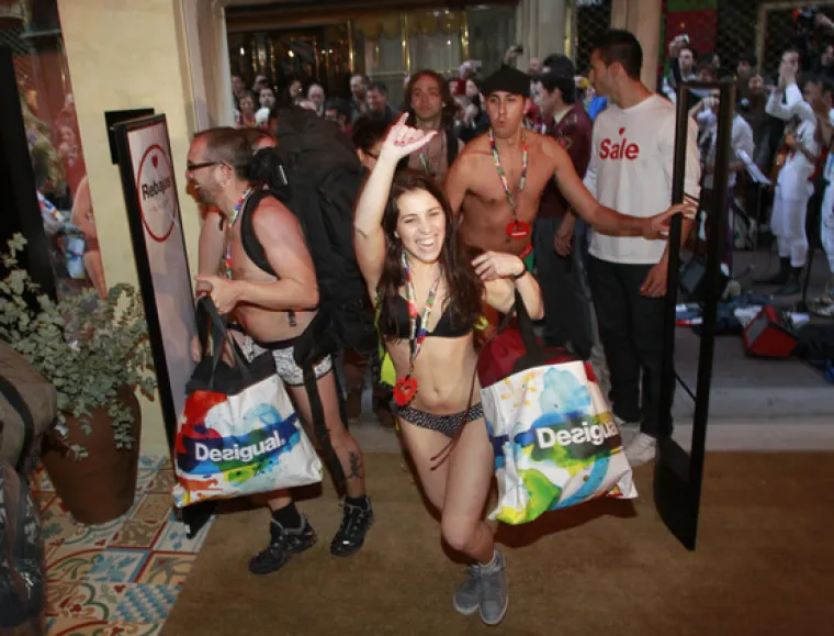 Golim šopingholičarima dijelili besplatnu odjeću!