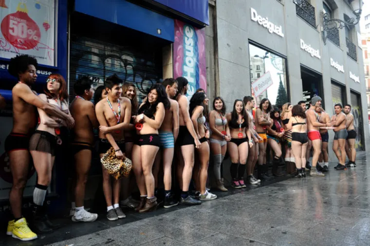 Golim šopingholičarima dijelili besplatnu odjeću!