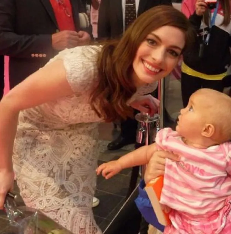Uporna mama upoznala svoju bebu s holivudskom elitom