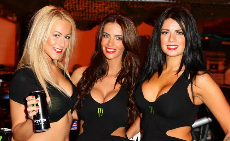 Uz ovakve djevojke, tko još gleda automobile?