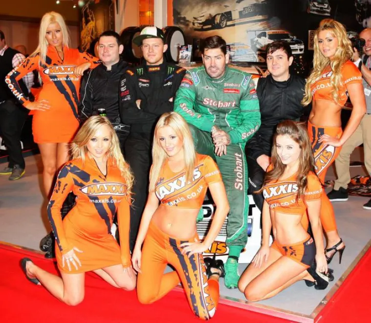 Uz ovakve djevojke, tko još gleda automobile?