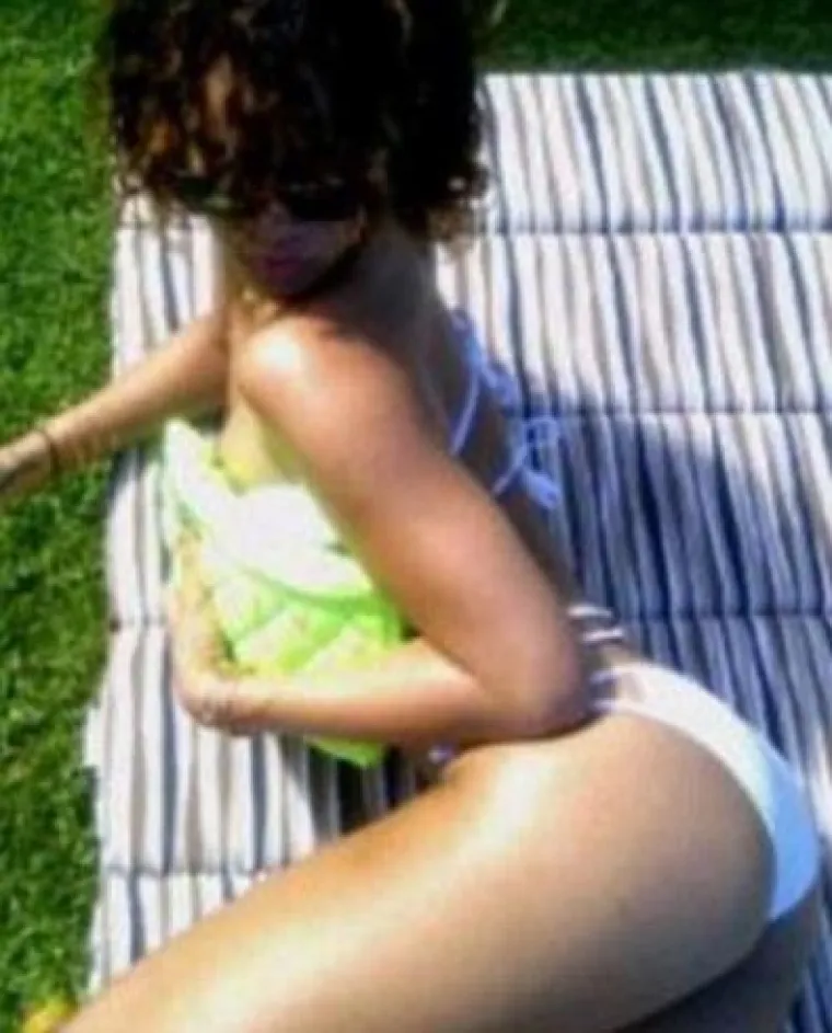 Rihanna 'pumpala' guzu u minijaturnom bikiniju