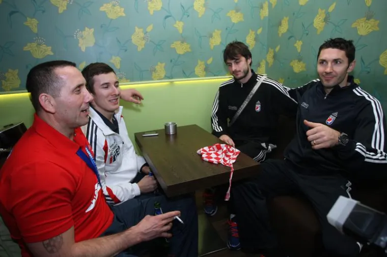 'Kauboji' uz tambure i cigare proslavili broncu!