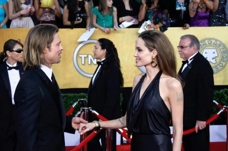 Angelina Jolie nakon 'sto godina' pokazala bujni dekolte, ali svu pozornost ukrao je čudnovat zlatni detalj na bradi
