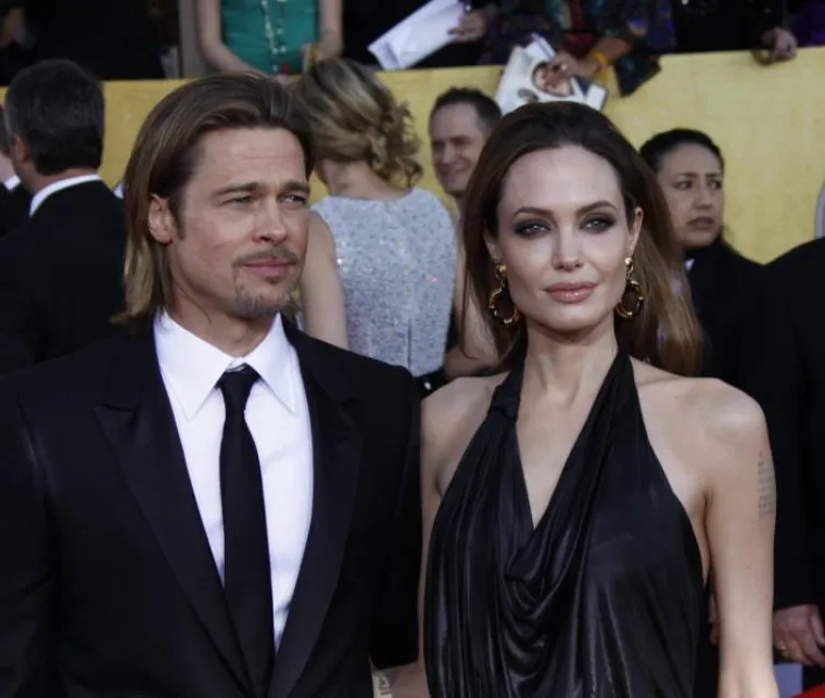 Angelina Jolie nakon 'sto godina' pokazala bujni dekolte, ali svu pozornost ukrao je čudnovat zlatni detalj na bradi
