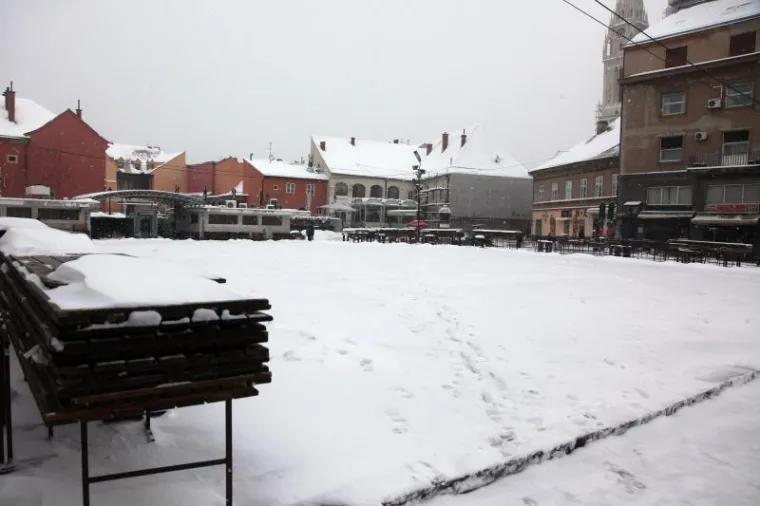 Snježni pokrivač zabijelio Zagreb
