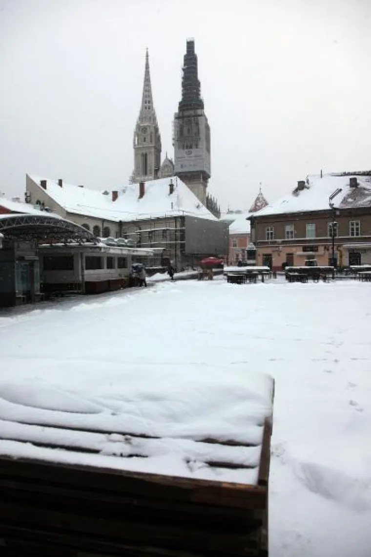 Snježni pokrivač zabijelio Zagreb