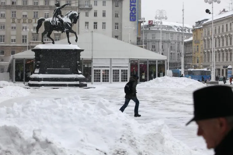 Snježni pokrivač zabijelio Zagreb