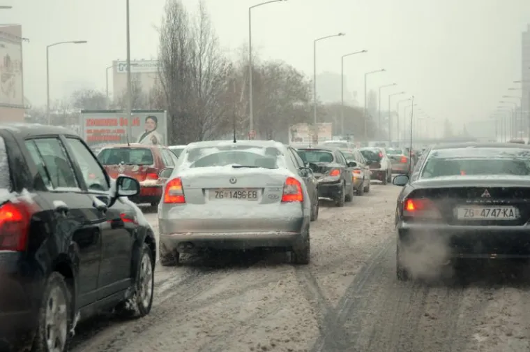 Snijeg izazvao neviđene probleme u prometu