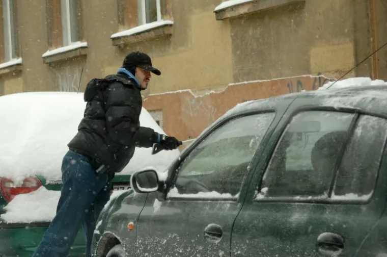 Snijeg izazvao neviđene probleme u prometu