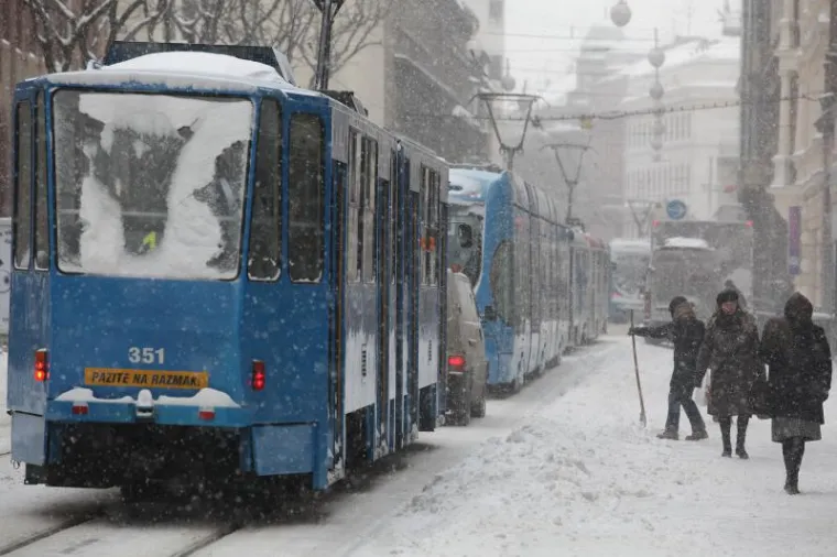 Snijeg izazvao neviđene probleme u prometu