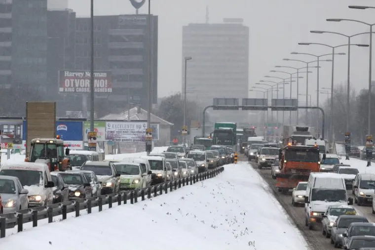 Snijeg izazvao neviđene probleme u prometu
