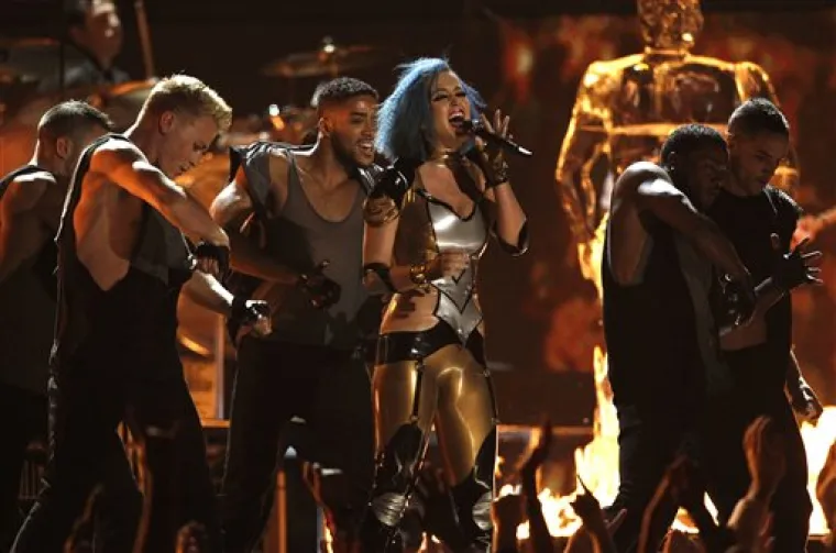 Adele potukla konkurenciju i slavila sa šest Grammya