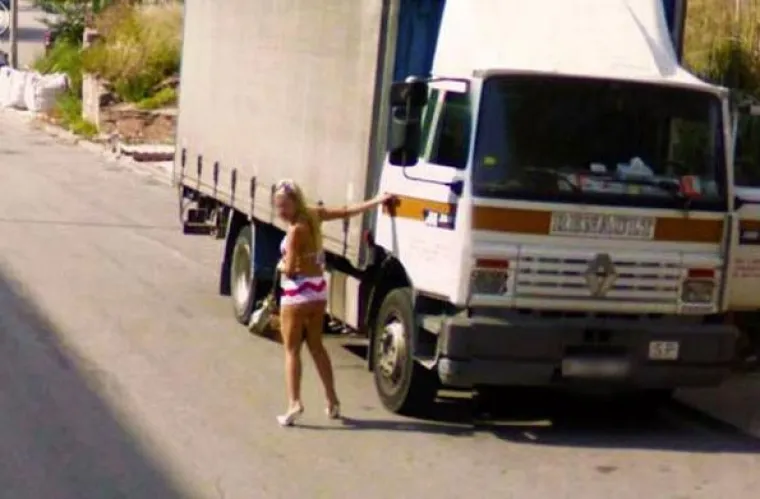 Kanadski umjetnik Jon Rafman je na stranici Nine Eyes of Google Street View objavio fotografije koje pokazuju neobične prizore na ulicama ove planete.