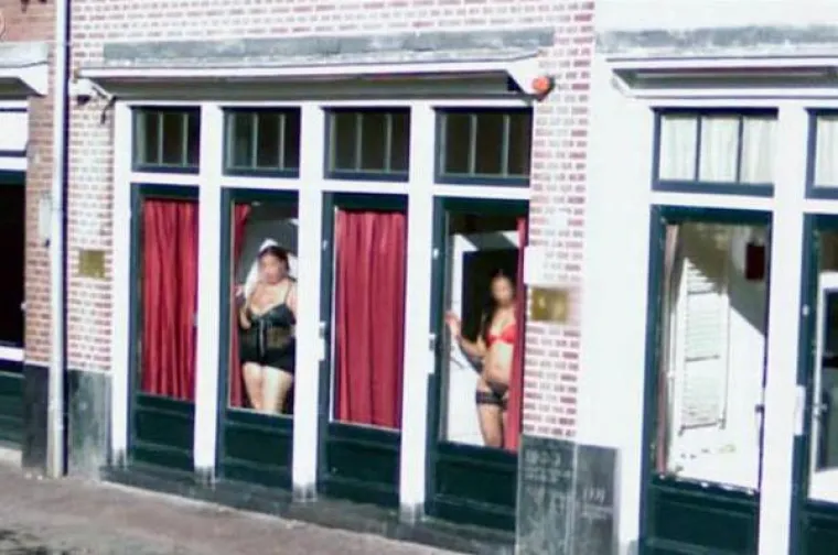 Tako se na tom alatu moglo vidjeti pijane i gole ljude, prostitutke, pljačkaše i čitav niz neobičnih ljudi.