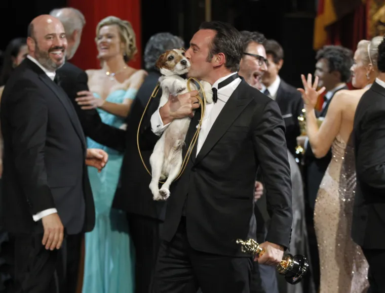 Jean Duardin je nakon osvajanja Oscara za najboljeg glumca za ulogu u filmu 'Umjetniku' počastio svog psa poljupcem.