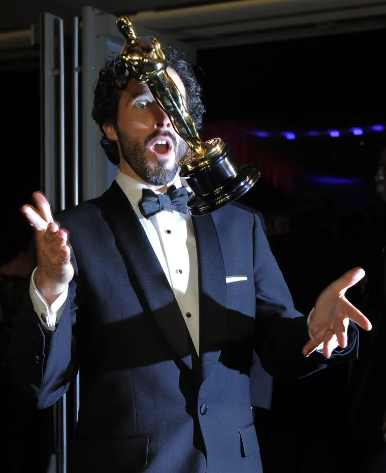 Bret McKenzie sa svojim Oscarom za najbolju originalnu pjesmu 'Man or Muppet' iz filma 'Muppets'.