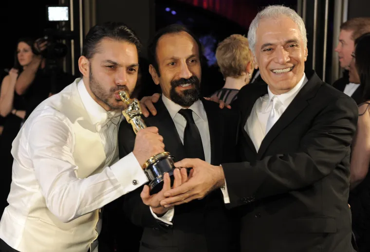 Peyman Moadi (sasvim lijevo), režiser iranskog filma 'Razdvajanje' Asghar Farhadi, te Mahmoud Kalari ekipa je dobitnijka Oscara za najbolji strani film.
ranski film 'Razdvajanje' Asghara Farhadija osvojio je Oscara za najbolji strani film.
