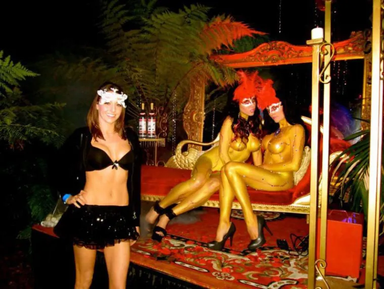 Hefnerov tulum u dru&scaron;tvu seksi zečica