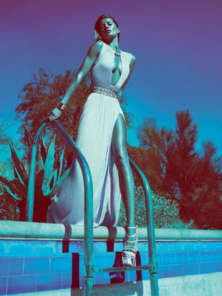 Proljeće je stiglo samo zbog njenih nogu!