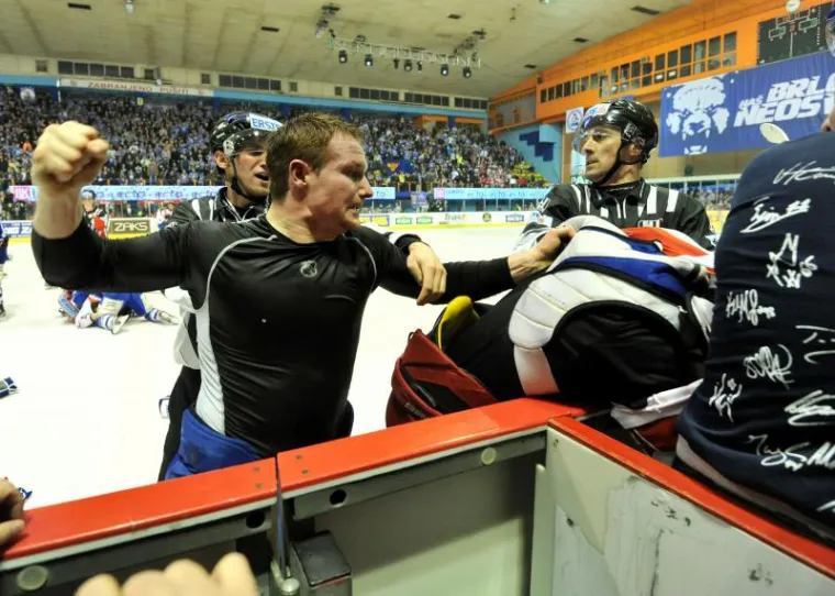 Masovna tučnjava hokeja&scaron;a Medve&scaron;čaka i KAC-a