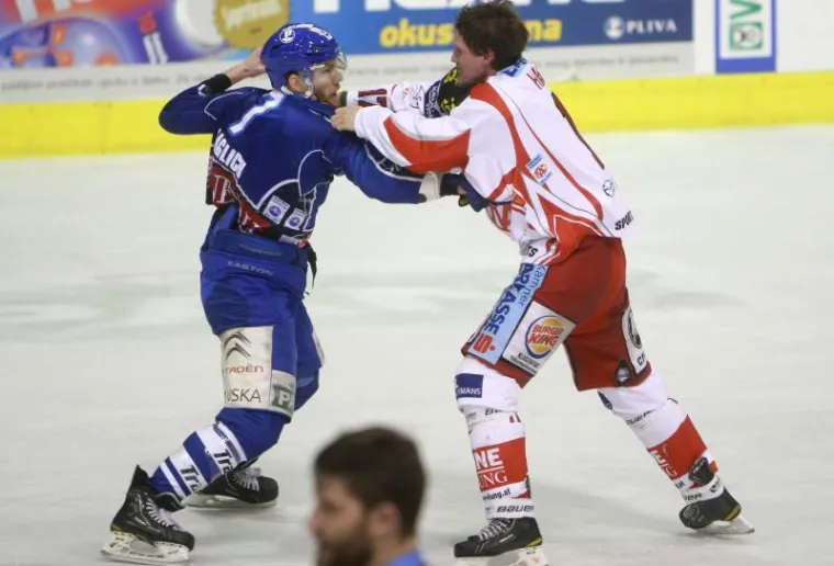 Masovna tučnjava hokeja&scaron;a Medve&scaron;čaka i KAC-a