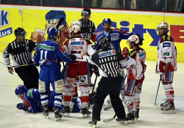 Masovna tučnjava hokeja&scaron;a Medve&scaron;čaka i KAC-a