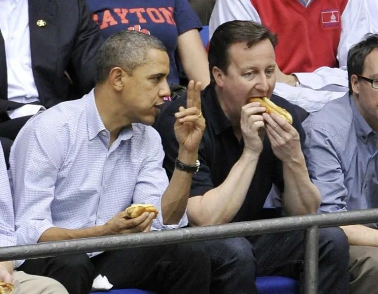 Obama i Cameron uživaju u hot dogu i utakmici