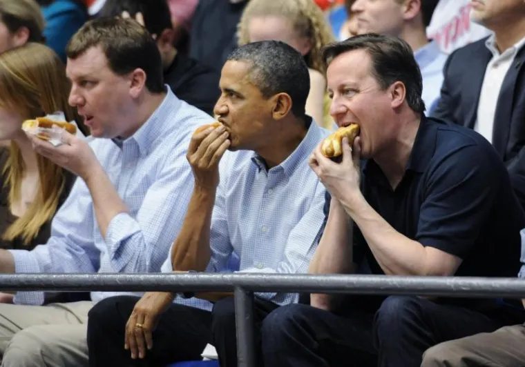 Obama i Cameron uživaju u hot dogu i utakmici