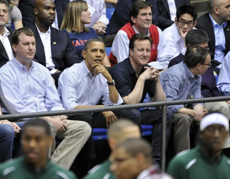 Obama i Cameron uživaju u hot dogu i utakmici