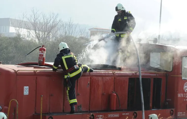 U &Scaron;ibeniku se zapalila lokomotiva