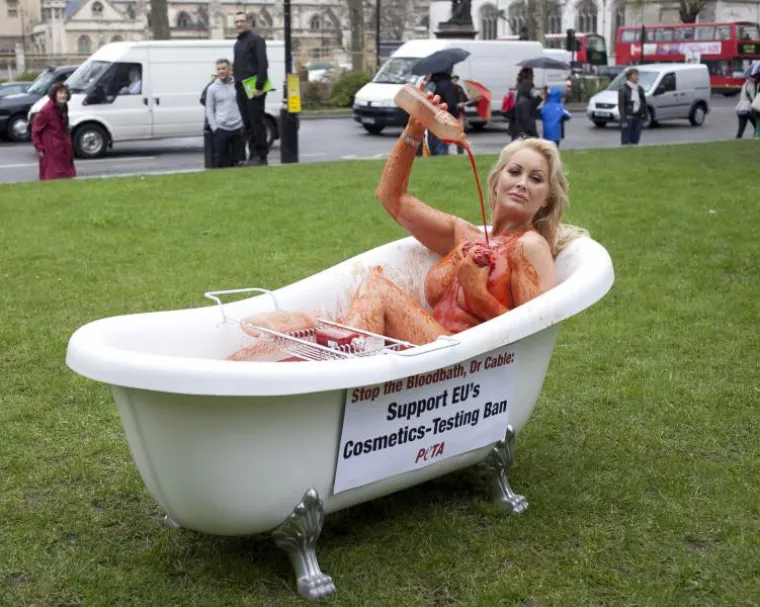 Playboyjeva zečica se okupala u krvi